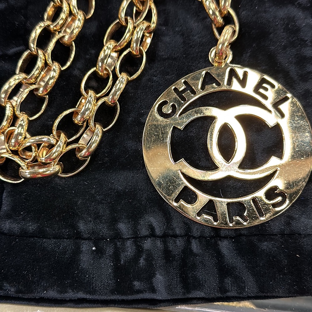 Vintage Chanel extra Large Medallion Gold Plated large Chain necklace - Picture 3 of 5